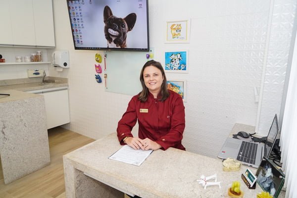 Odontologista Veterinária Dra. Mariana no consultório da VetFace
