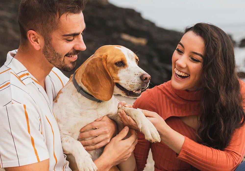 Família feliz com seu cãozinho